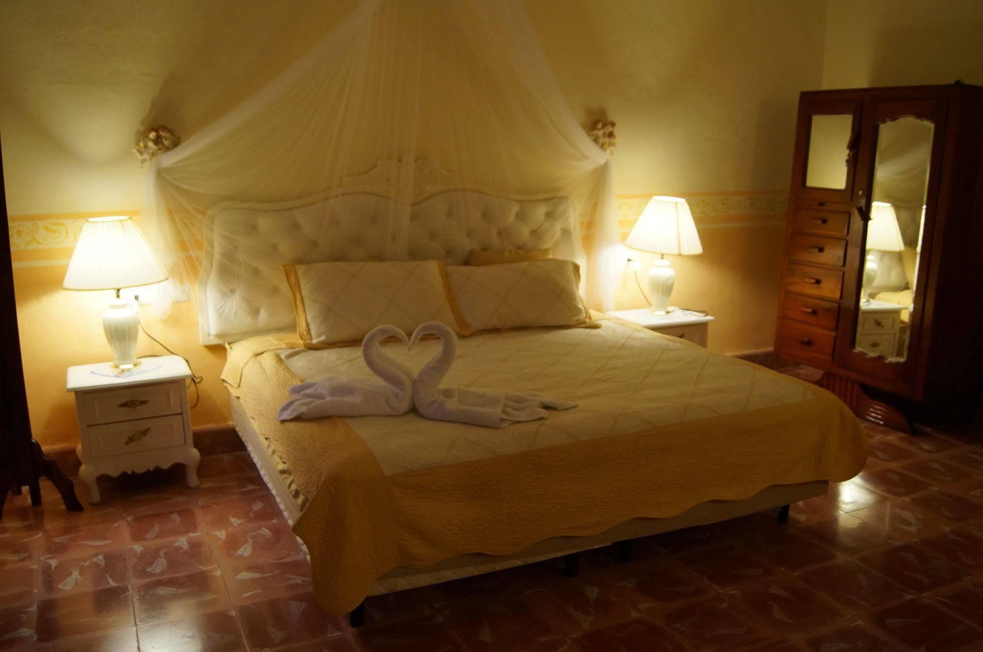 Casa Marlene Hotel วัลลาโดลิด ภายนอก รูปภาพ